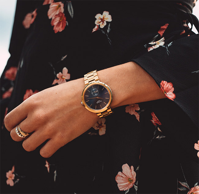 Why Do Women Love Wearing Men’s Watches? Why Do Women Love Wearing Men’s Watches?