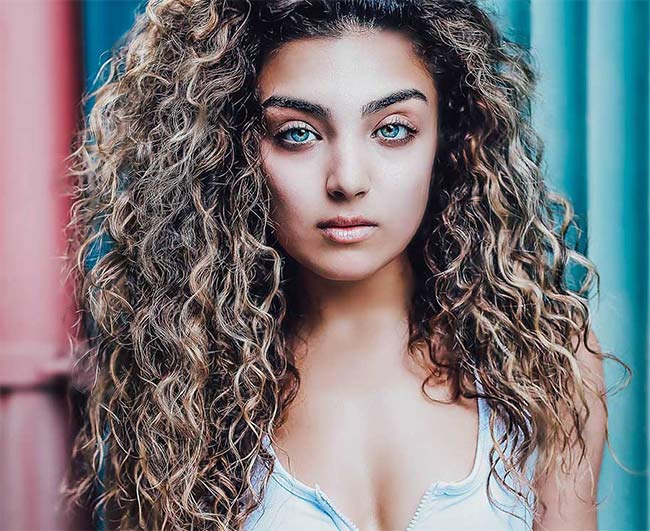 4 Trendy Hairstyles For Curly Hairs 